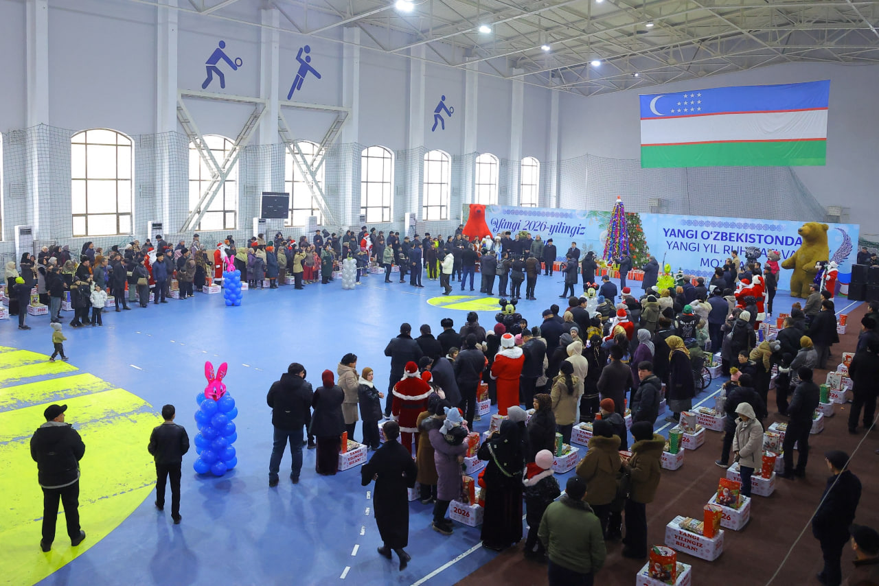 Наманганда журналист ва блогерлар тавсияси билан 250 та оилага вилоят ҳокимлигининг байрам совғалари топширилди