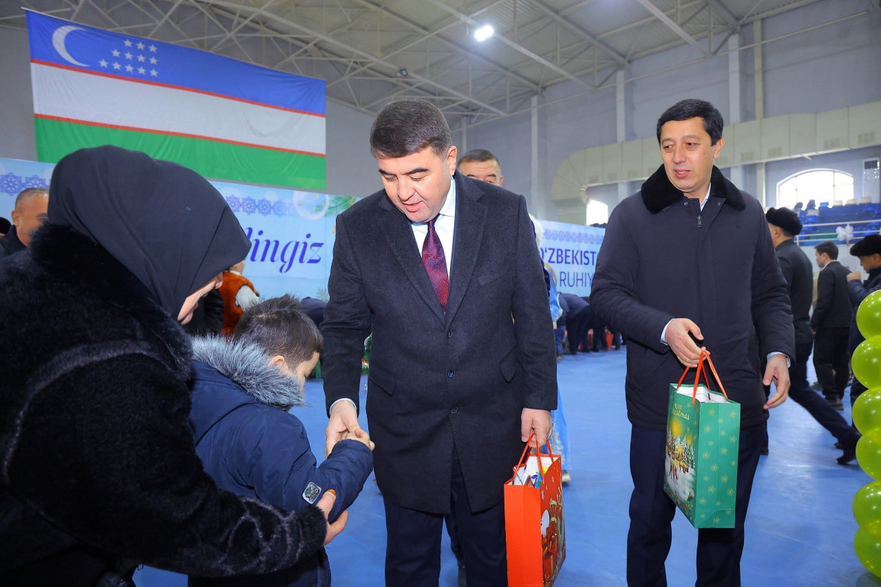 Наманганда журналист ва блогерлар тавсияси билан 250 та оилага вилоят ҳокимлигининг байрам совғалари топширилди