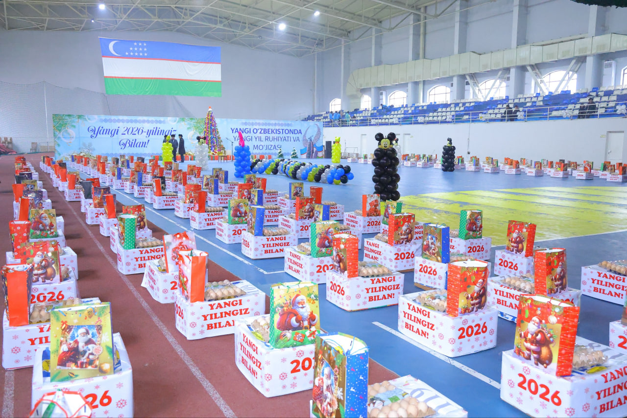 Наманганда журналист ва блогерлар тавсияси билан 250 та оилага вилоят ҳокимлигининг байрам совғалари топширилди